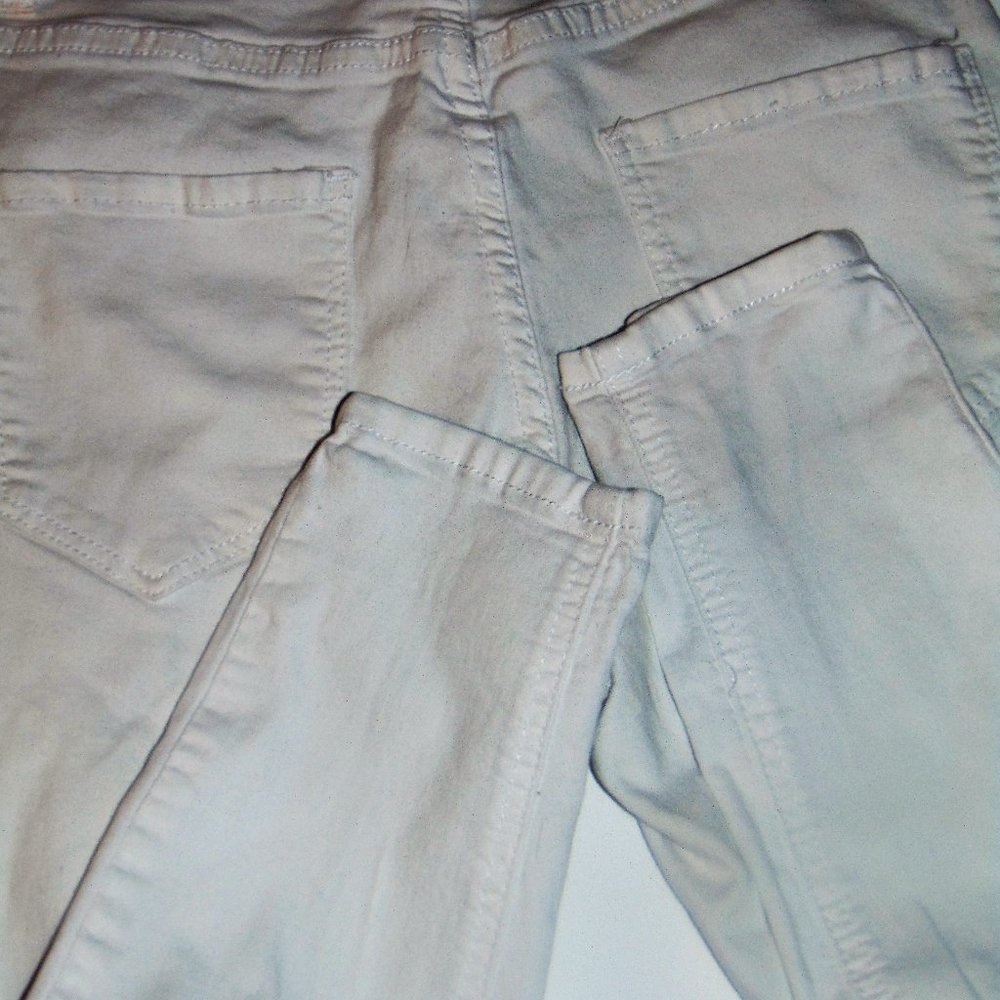 Light Stain Jeans with Holes